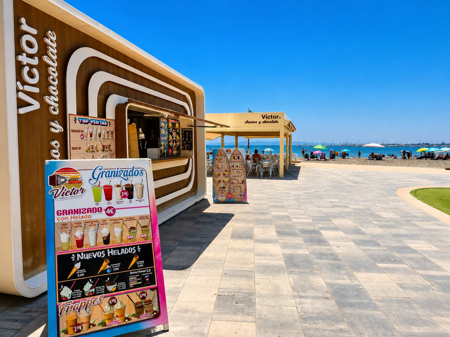 De kiosk van Víctor churros y chocolate aan de promenade van Lo Pagán, met de jachthaven op de achtergrond