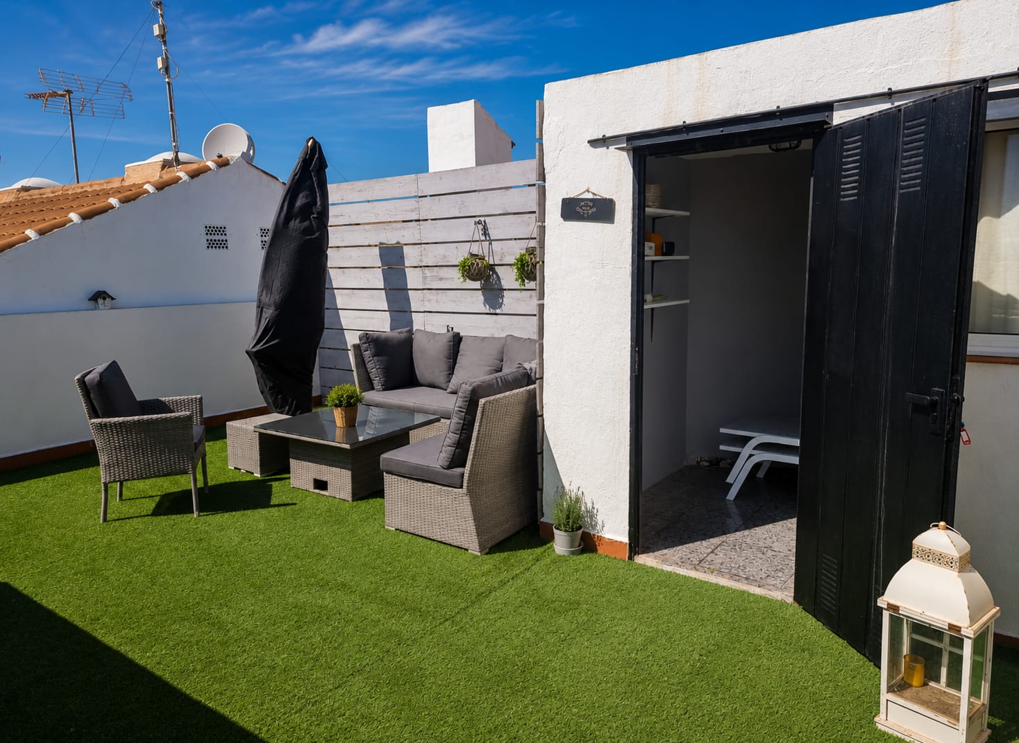 Loungehoek op het dakterras van Casa Feliz met parasol en berging