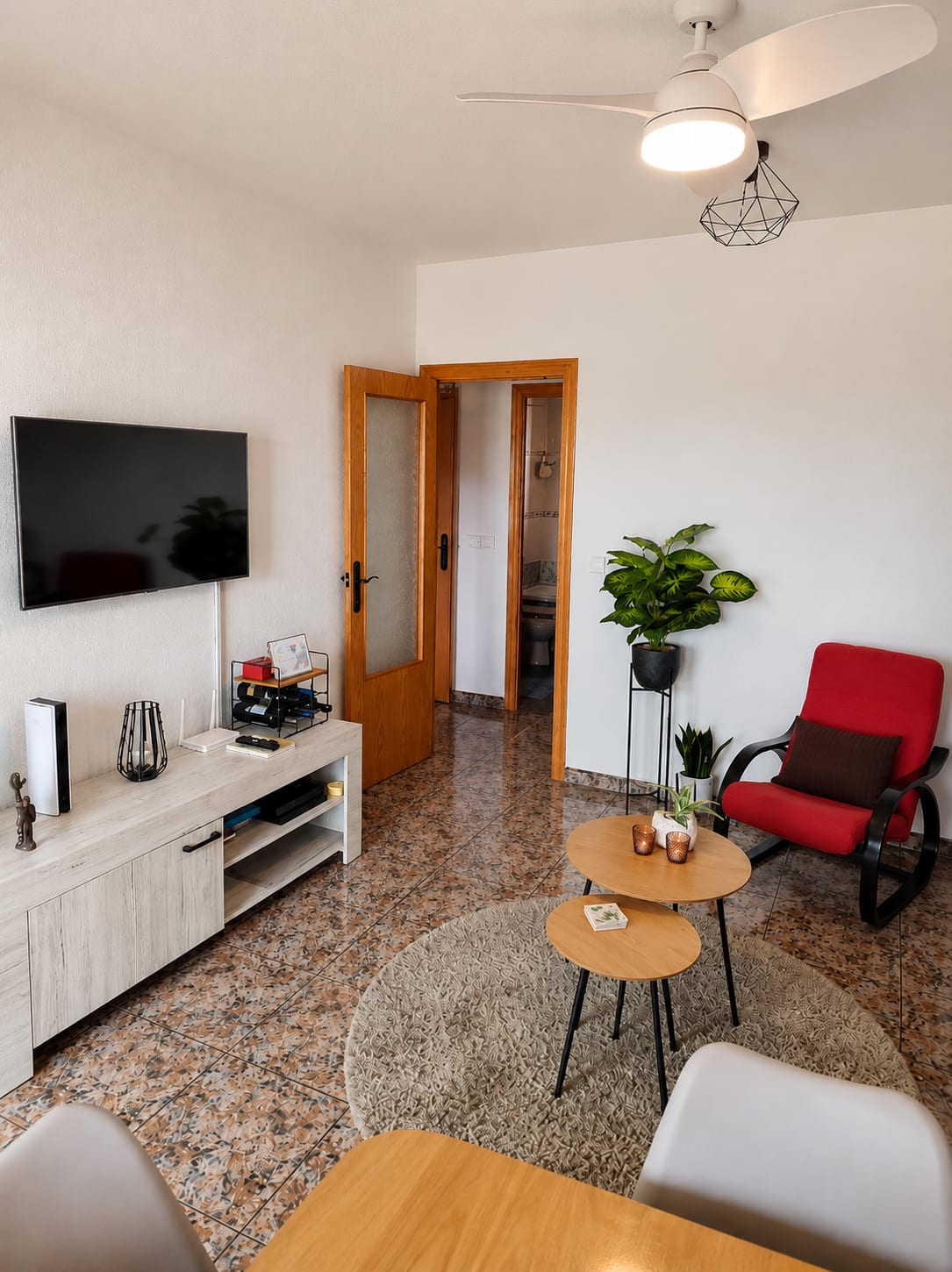 Woonkamer van Casa Feliz met smart-tv, PlayStation en leesstoel