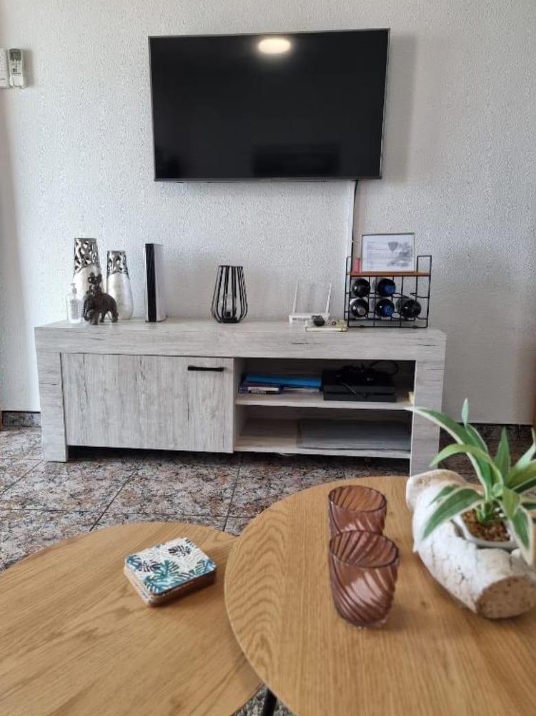 Tv-meubel in de woonkamer van Casa Feliz