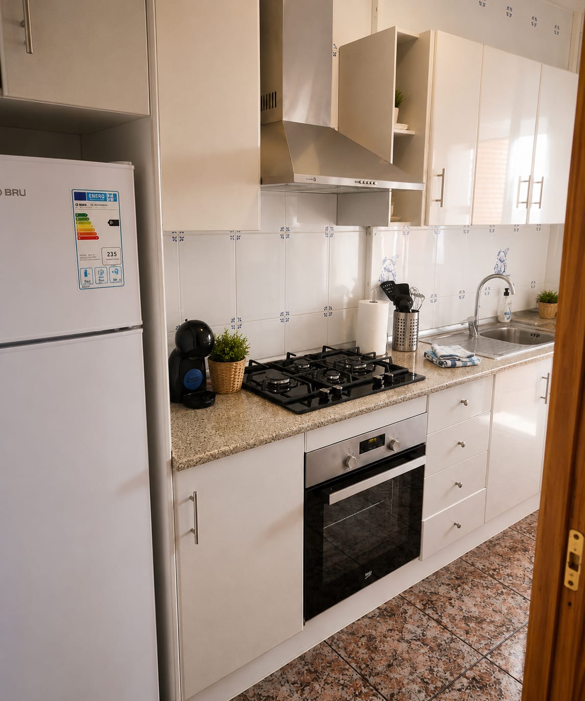Volledig uitgeruste keuken van Casa Feliz met gasfornuis, oven en koelkast