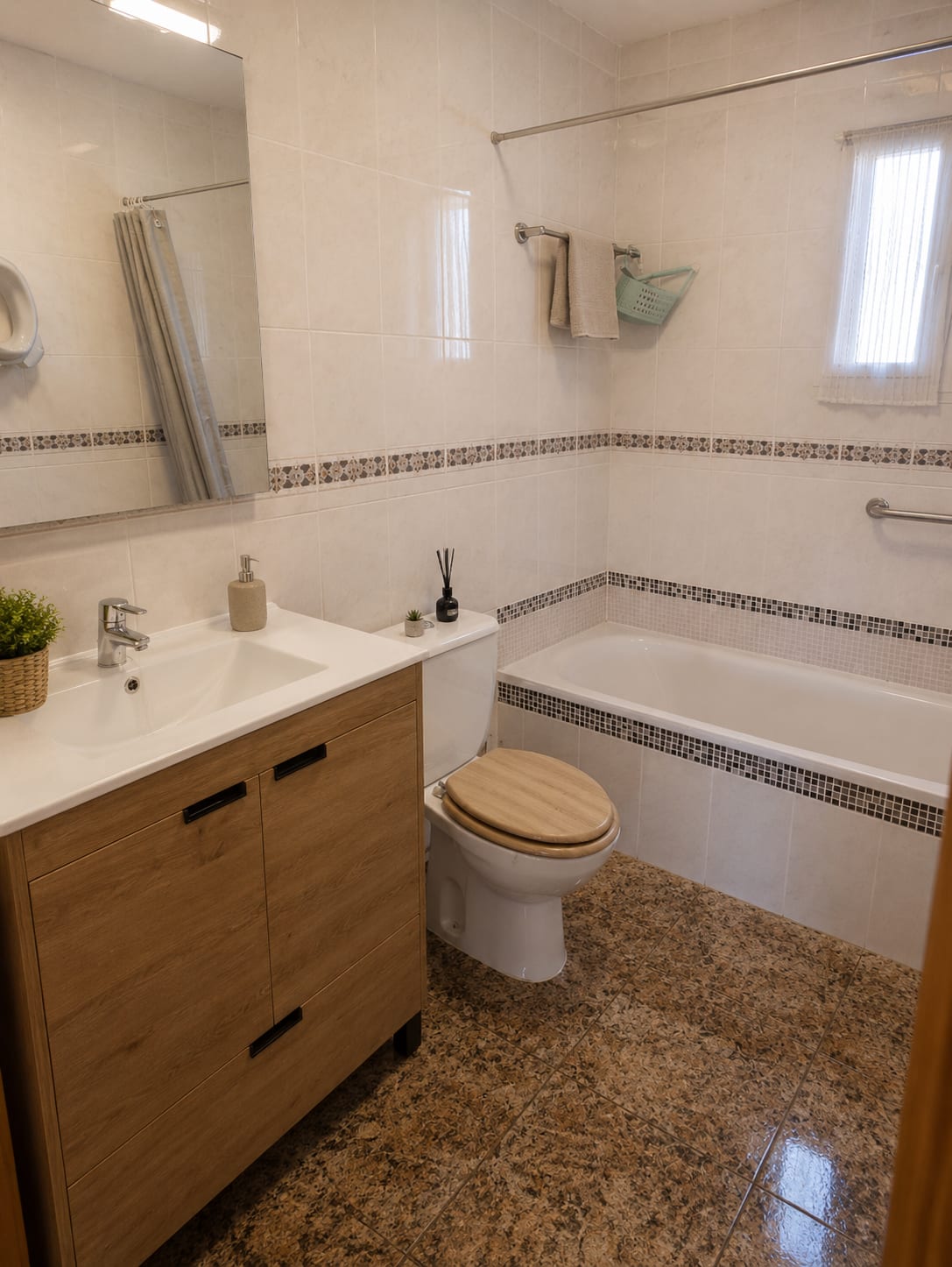 Badkamer van Casa Feliz met bad-douchecombinatie en wastafelmeubel
