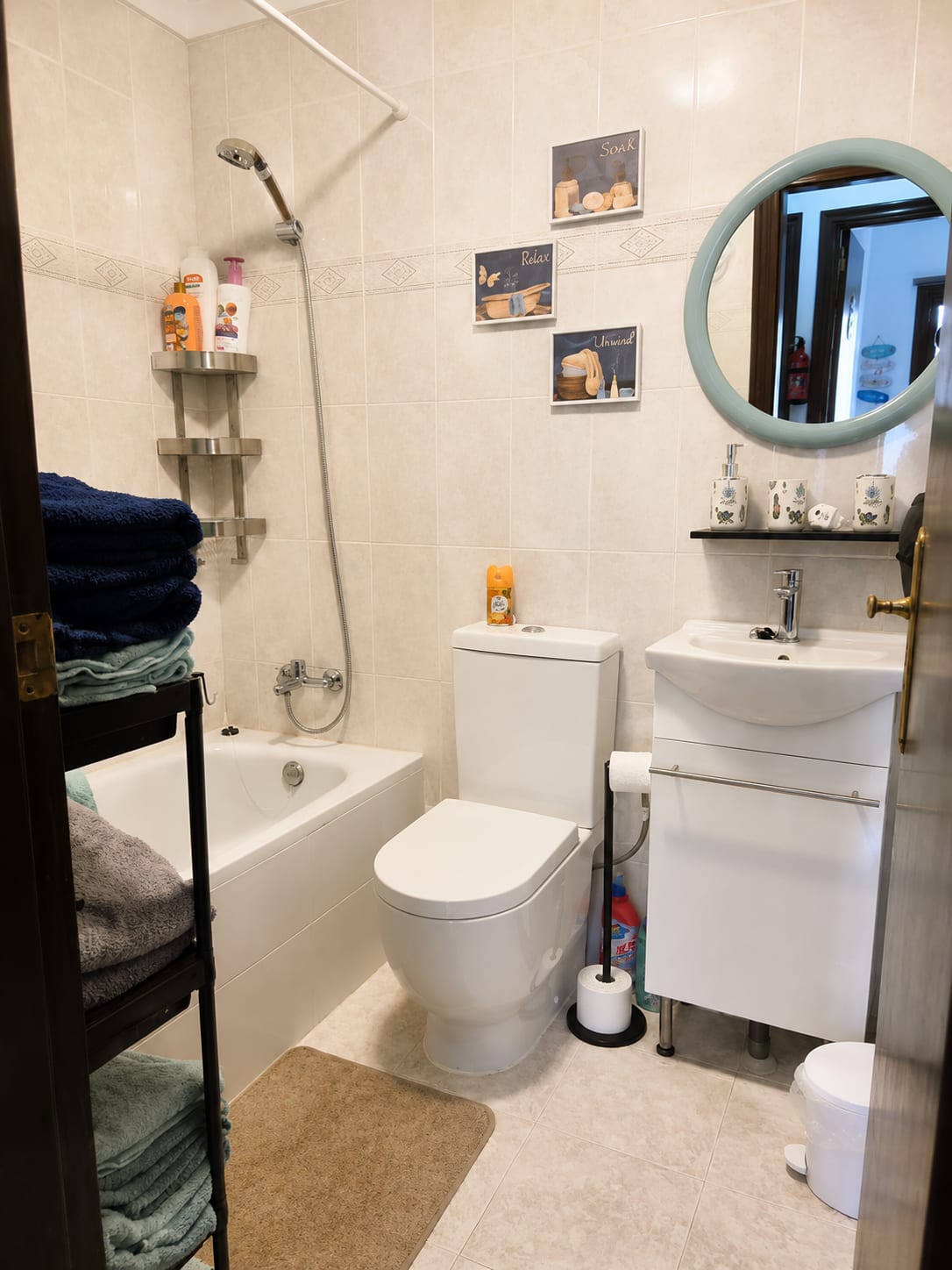 Bad der Casa Flamingo mit Badewanne, Waschbecken und WC