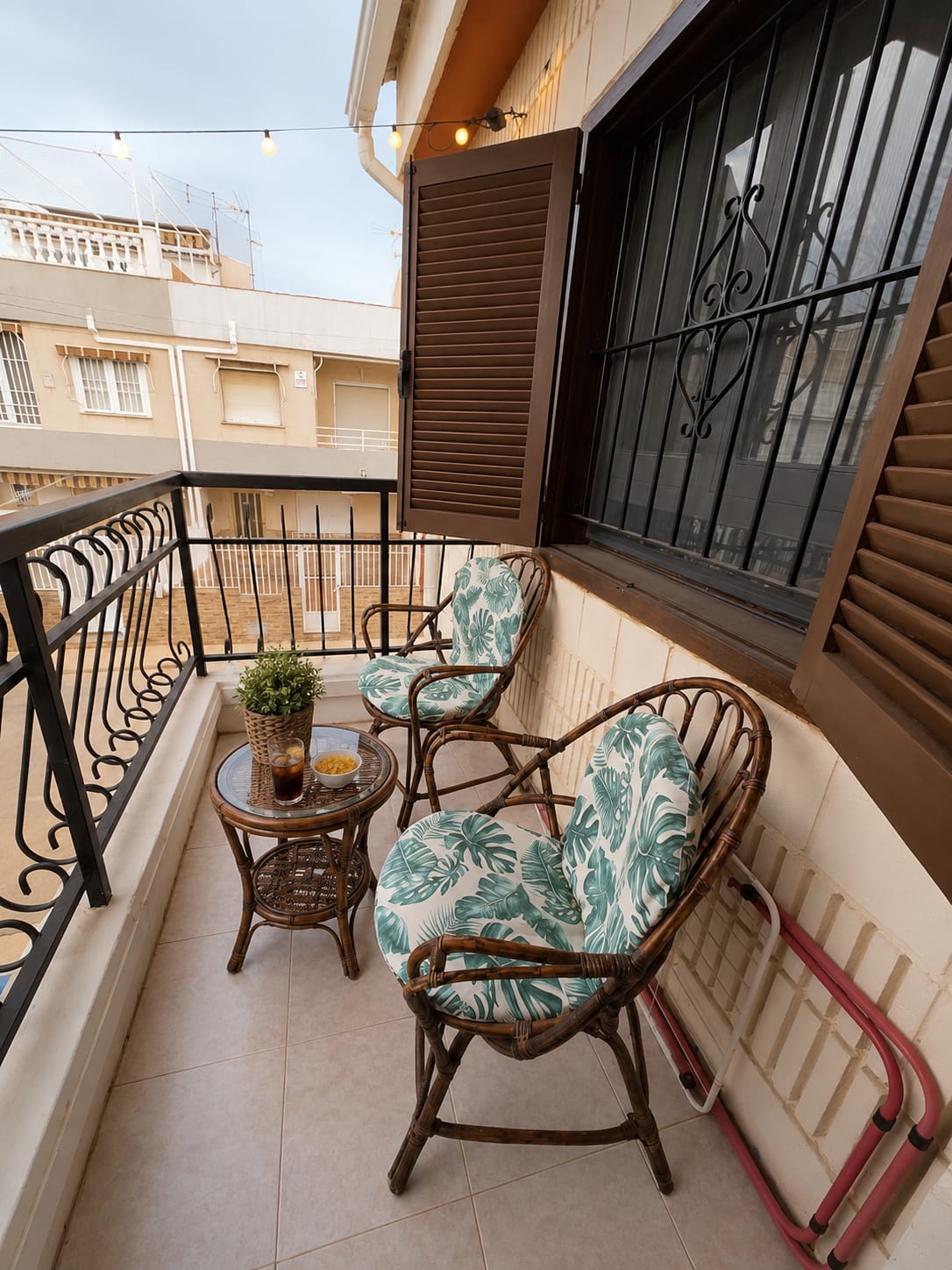 Balkon der Casa Flamingo mit Korbstühlen und Pflanzen
