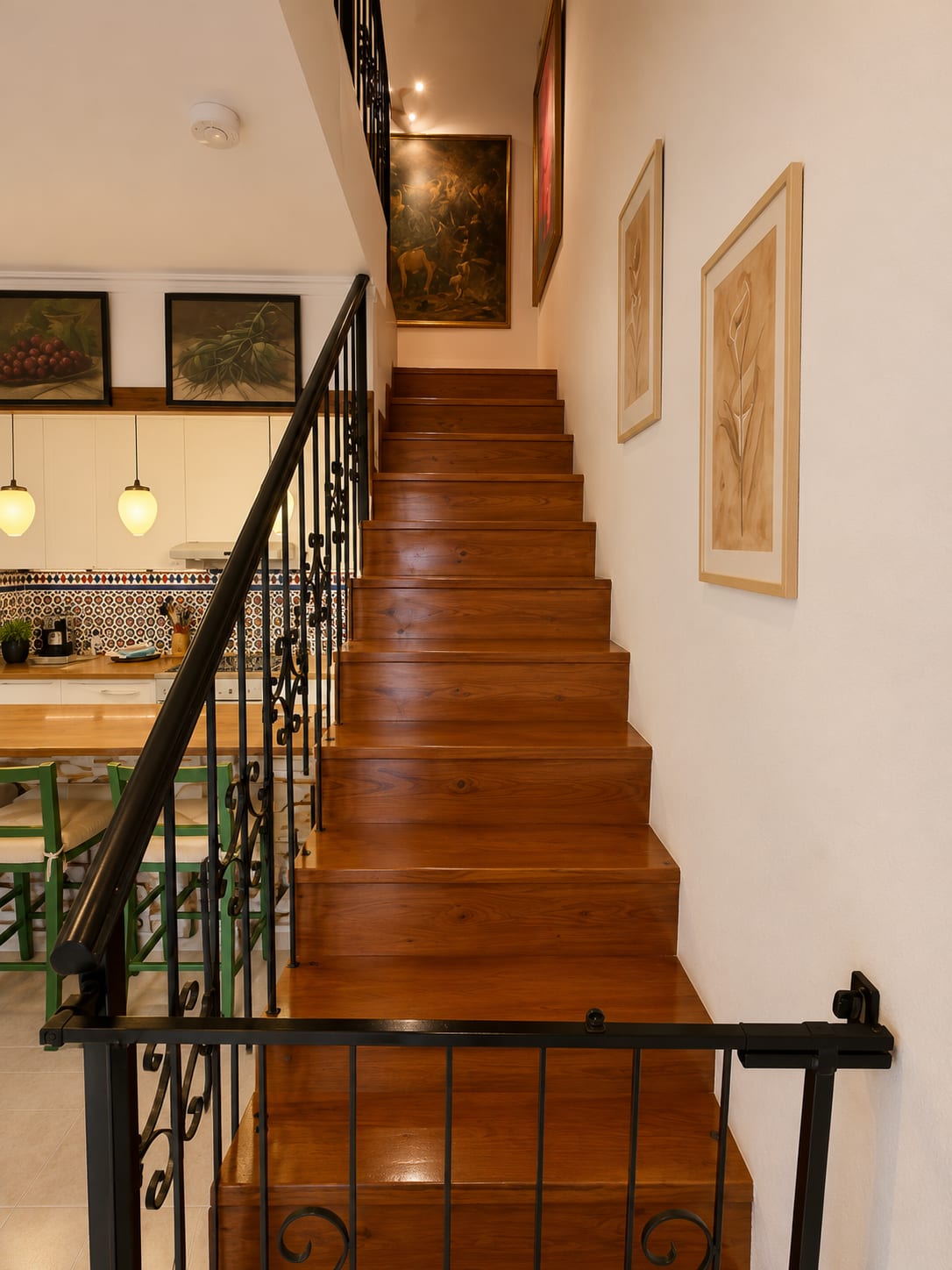 Holztreppe zu den Schlafzimmern der Casa Flamingo