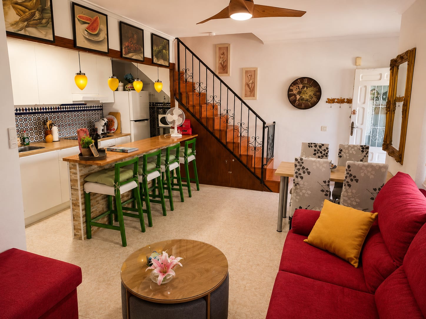 Wohnzimmer der Casa Flamingo mit offener Küche, Bar und Treppe