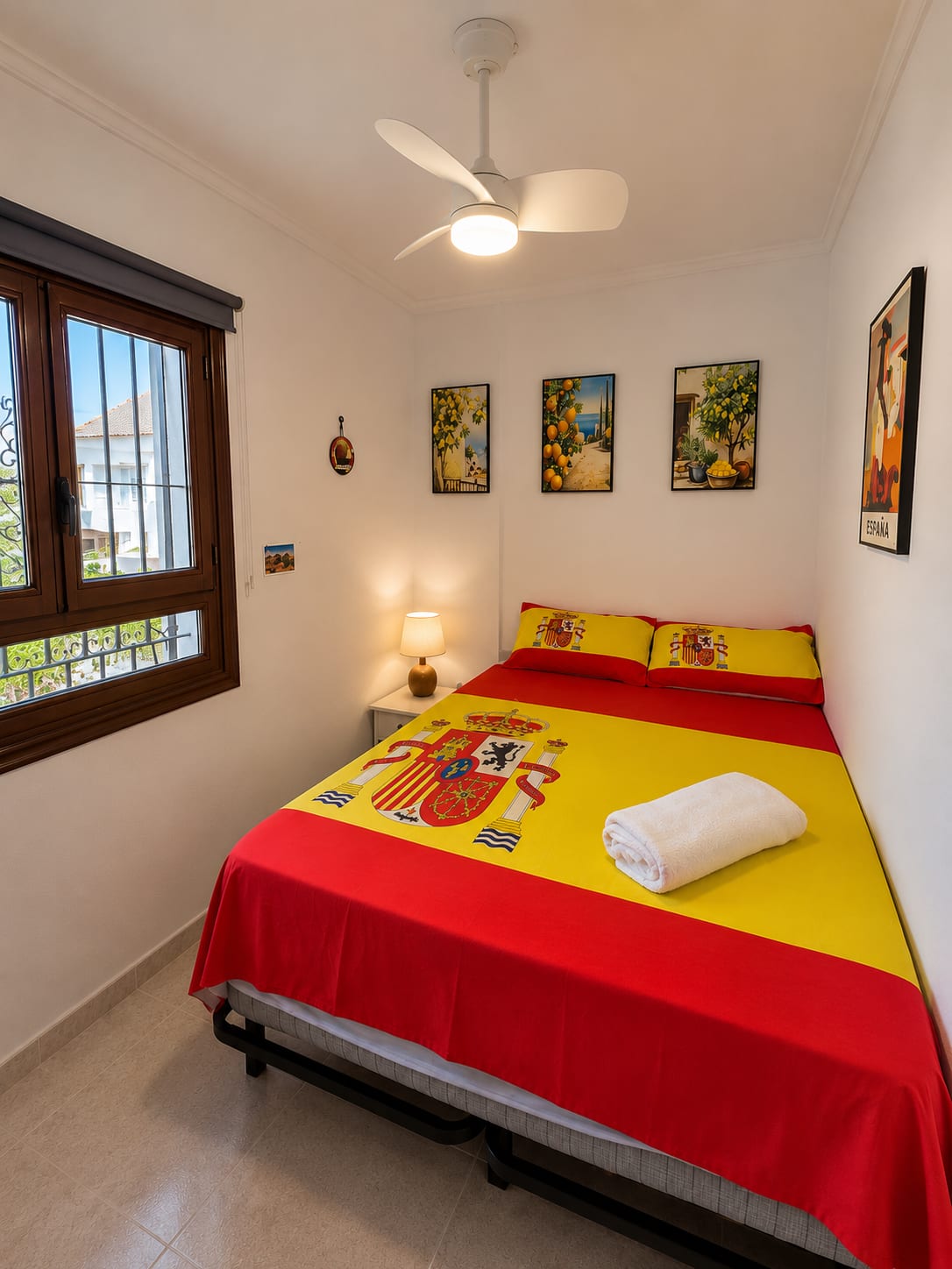 Schlafzimmer der Casa Flamingo mit Doppelbett und Deckenventilator