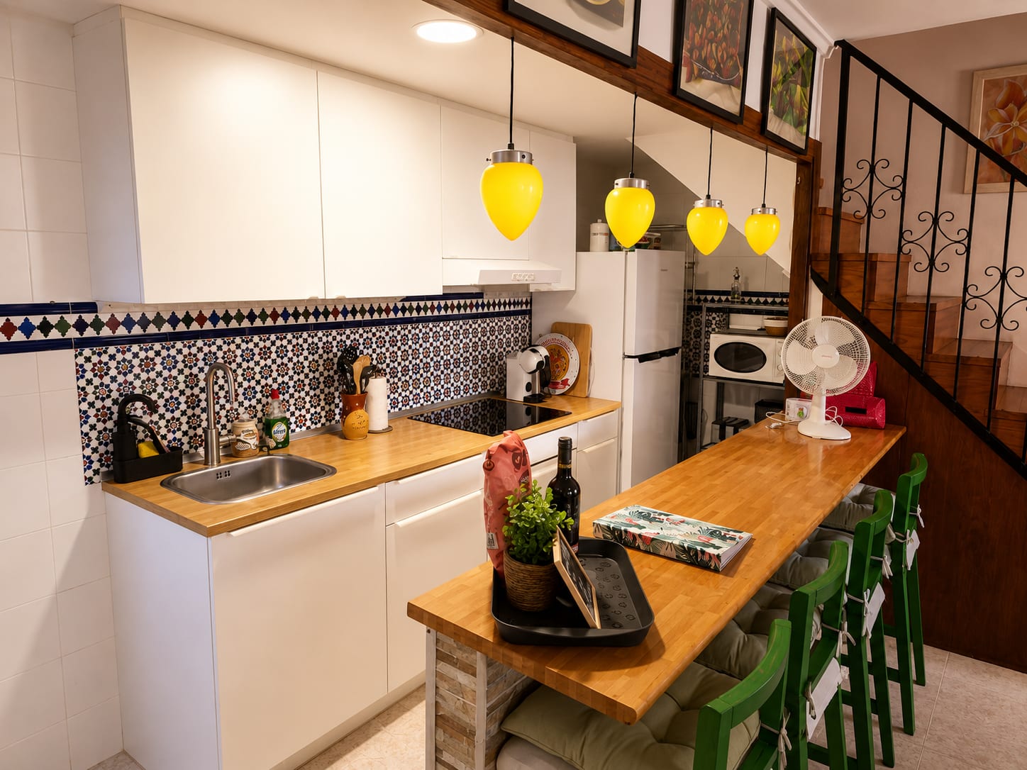 Küche der Casa Flamingo mit Holztheke, Kühlschrank und Mikrowelle