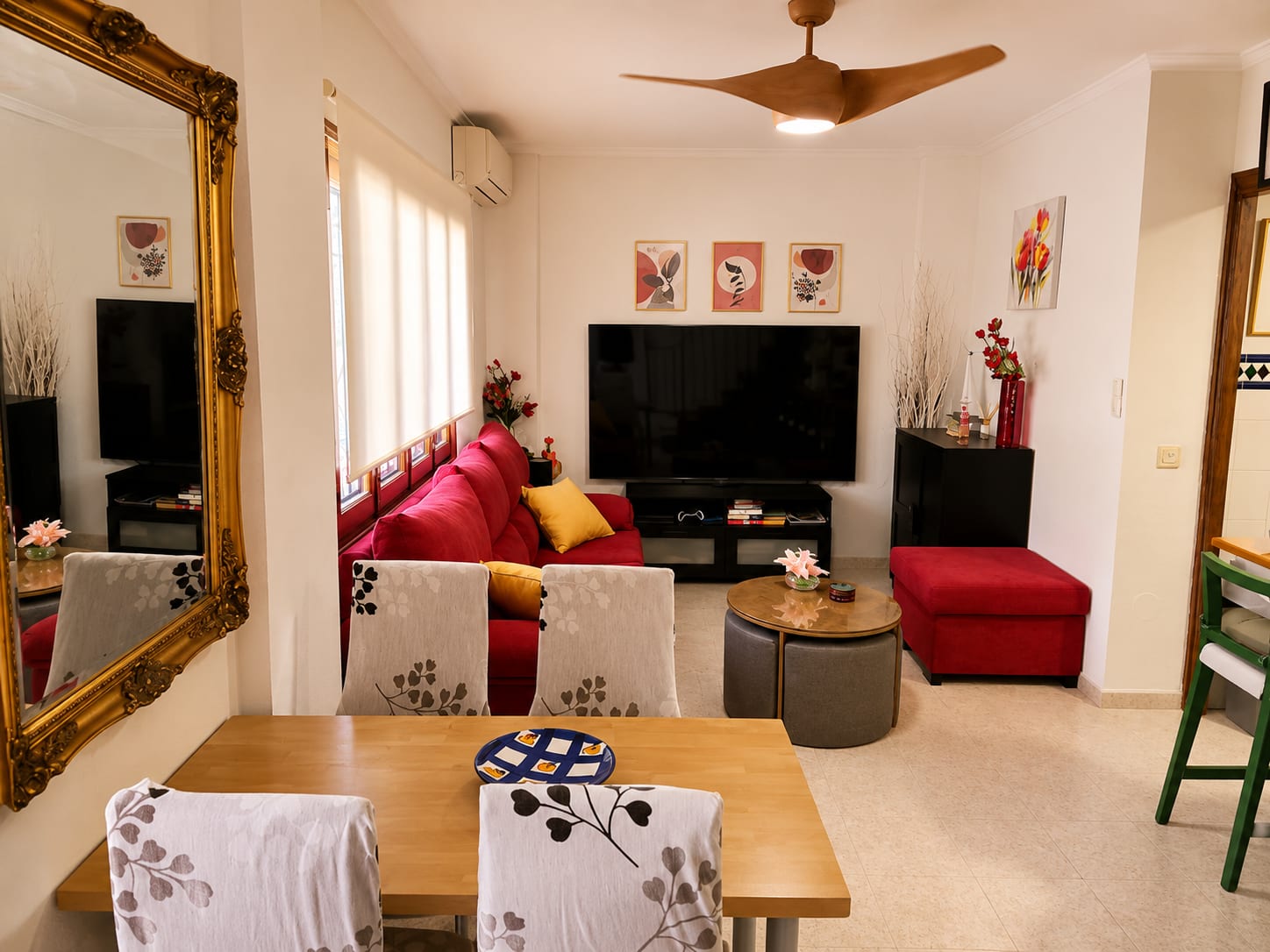 Wohnzimmer der Casa Flamingo mit Sitzecke, Esstisch und Klimaanlage
